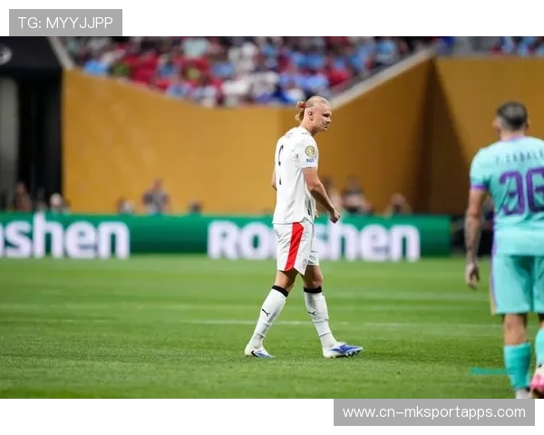 曼城中场断球后长传训练:一脚出球迅速转化为进攻 曼城中场断球后长传训练:一脚出球迅速转化为进攻